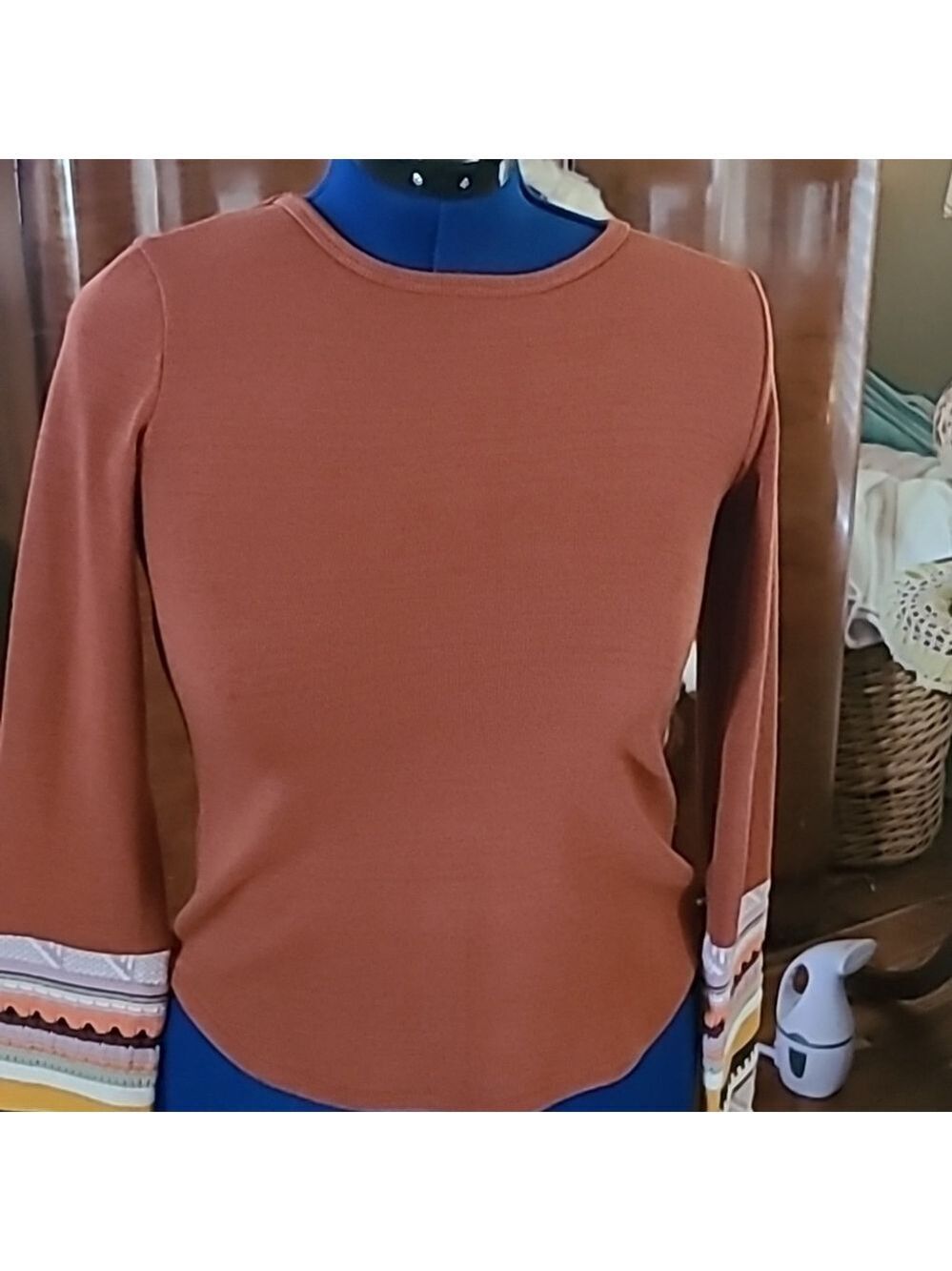 Easel for Angels from Los Angeles sz. S. Rust with Crochet sleeves. (#1302) - Picture 3 of 11